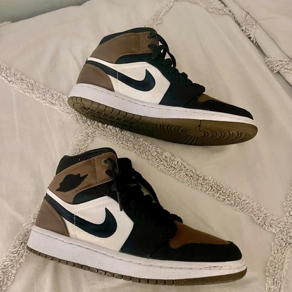 Nike Jordan 1 Mid Olive Toe Sneakers - Picture 1 of 6